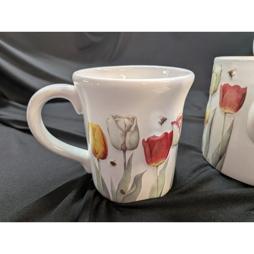 Teapot with two matching mugs